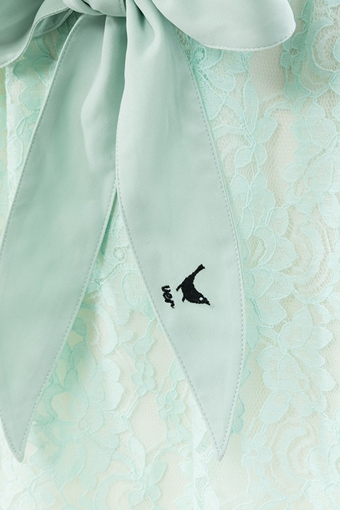 弥生春をイメージしたフラワーレースワンピース。