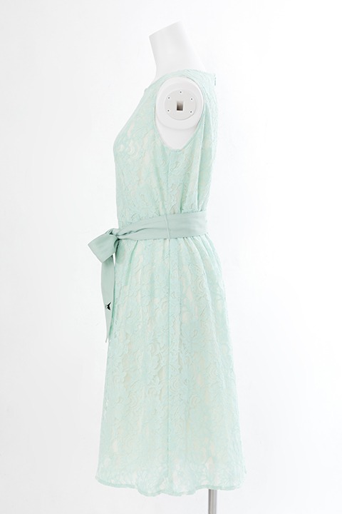 弥生春をイメージしたフラワーレースワンピース。