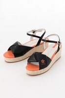 卯月新をイメージしたウェッジソールサンダル。