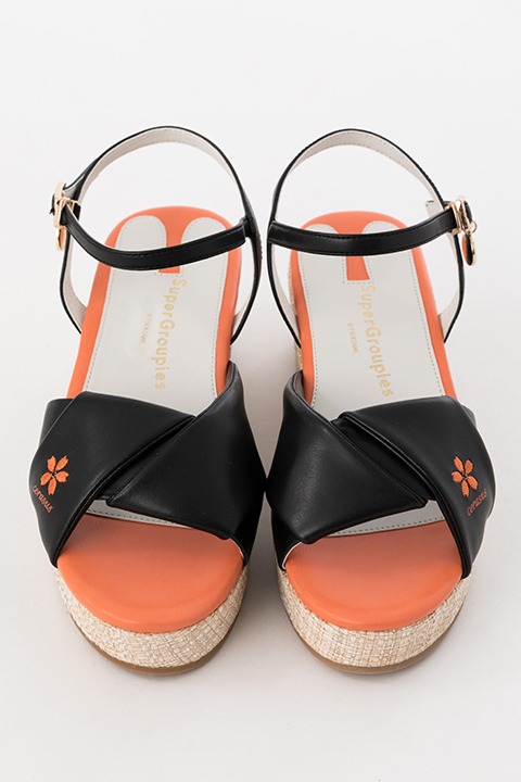 卯月新をイメージしたウェッジソールサンダル。