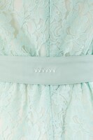 弥生春をイメージしたフラワーレースワンピース。