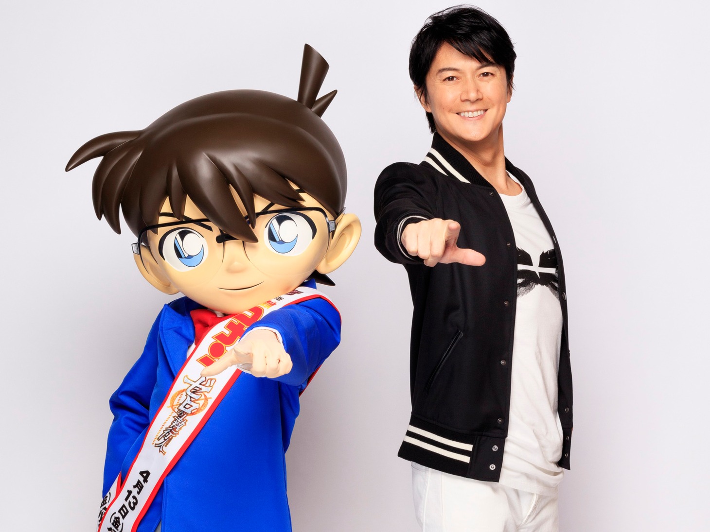 「真実はいつもひとつ！」のポーズを決めるコナン（左）と福山雅治（右）。（写真：板橋淳一）