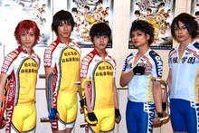 左から鳴子章吉役の百瀬朔、今泉俊輔役の猪野広樹、小野田坂道役の醍醐虎汰朗、泉田塔一郎役の河原田巧也、新開悠人役の飯山裕太。