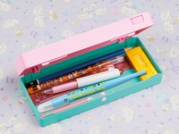 「ペンケースつきライトボックス」の使用イメージ。