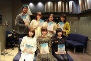 前列左から木戸衣吹、高橋未奈美、佐倉綾音。後列左から落合福嗣、浅野真澄、寿美菜子、内山夕実。