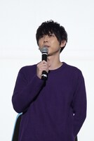 尾崎隼人役の梶裕貴。