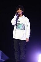 憂城役の岡本信彦。