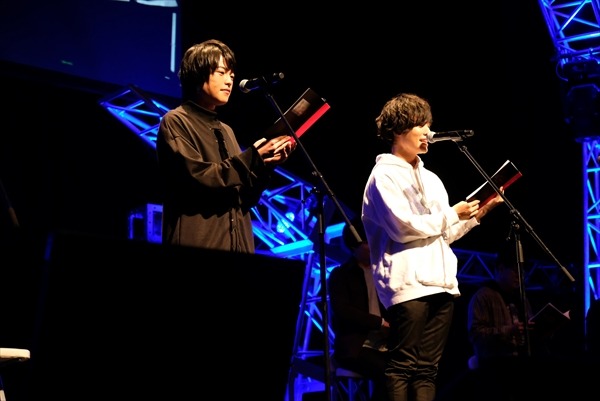 「『十二大戦』スペシャルイベント」の朗読劇の様子。左から堀江瞬、岡本信彦。