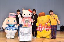 左からシナモロール、西山宏太朗、ハローキティ、梅原裕一郎、ポムポムプリン、MCの入江健志。