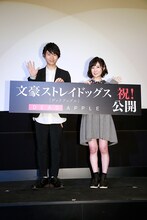 左から中島敦役の上村祐翔、泉鏡花役の諸星すみれ。