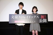 左から中島敦役の上村祐翔、泉鏡花役の諸星すみれ。