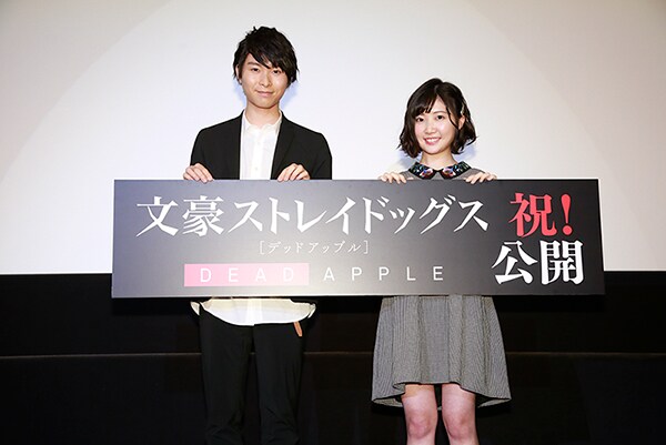 左から中島敦役の上村祐翔、泉鏡花役の諸星すみれ。