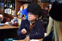 松本零士が出演するシーンの場面写真。