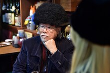 松本零士が出演するシーンの場面写真。