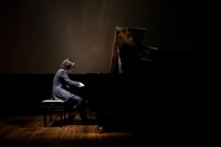 反田恭平の演奏の様子。