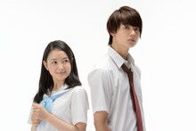 左から葵わかな扮する理緒と、佐野勇斗扮する吟蔵。