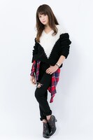 「D.Gray-man HALLOW」腕時計とブーティの着用イメージ。