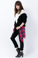 「D.Gray-man HALLOW」腕時計とブーティの着用イメージ。