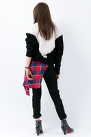 「D.Gray-man HALLOW」腕時計とブーティの着用イメージ。