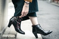 「D.Gray-man HALLOW」腕時計とブーティの着用イメージ。