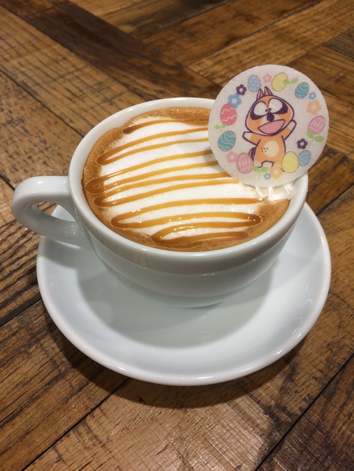 「アライグマちゃんのホットキャラメルラテ」