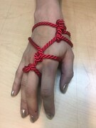 「緊縛サイン会」にて希望者に施される“プチ緊縛”のイメージ。実際に使用される紐は異なる。