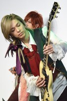 速弾きを披露するAKIHIDE。