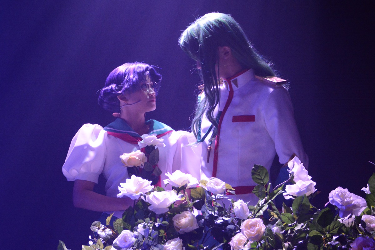山内優花扮する姫宮アンシーと、横井翔二郎扮する西園寺莢一。