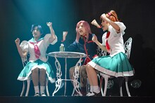 左から山内優花扮する姫宮アンシー、能條愛未扮する天上ウテナ、竹内夢扮する篠原若葉。