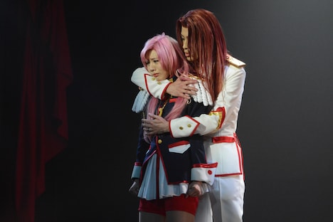 能條愛未演じる天上ウテナと、戸谷公人扮する桐生冬芽。