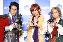 DDポーズをするBREAKERZ。左からSHINPEI、DAIGO、AKIHIDE。