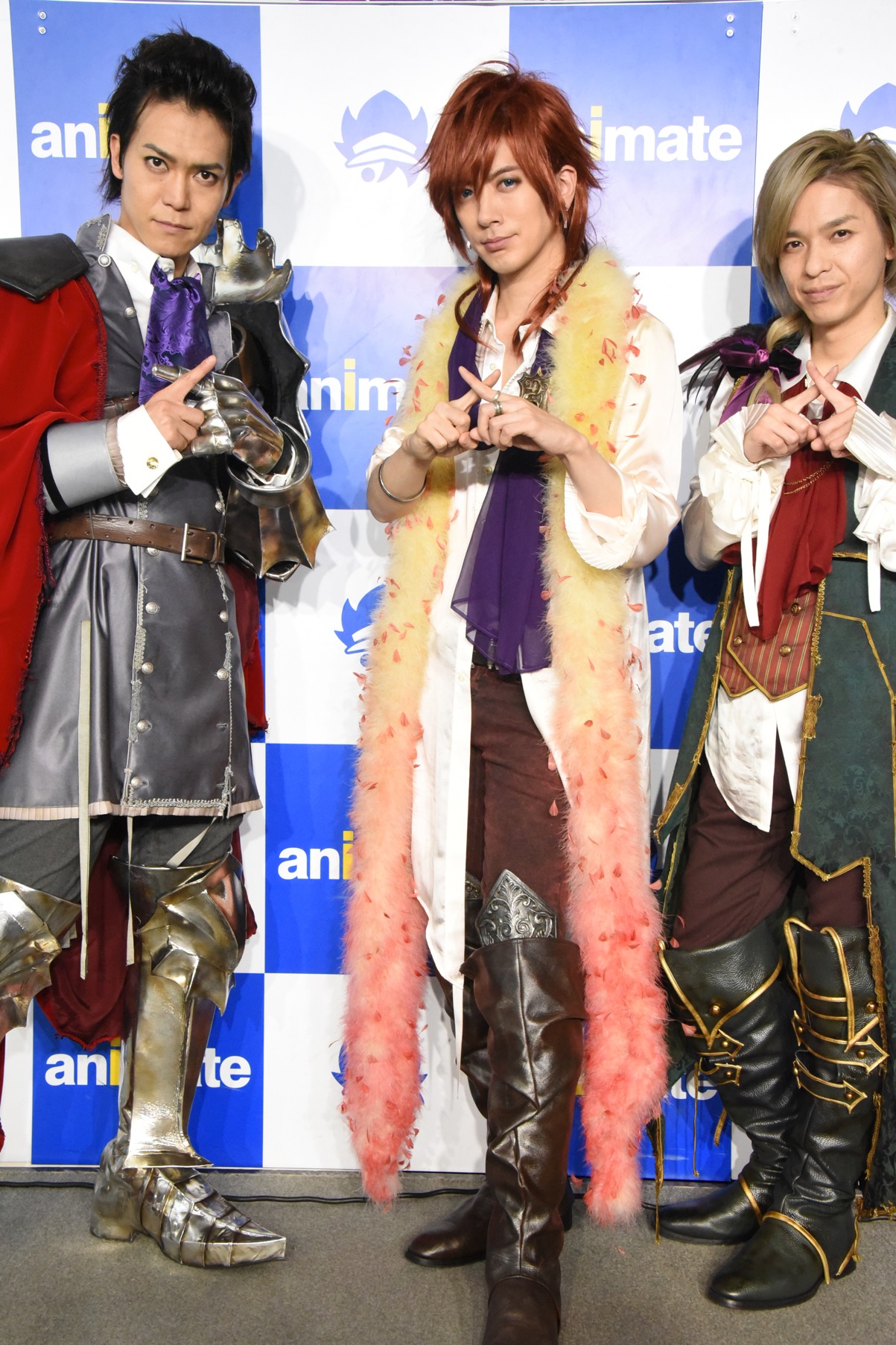 DDポーズをするBREAKERZ。左からSHINPEI、DAIGO、AKIHIDE。