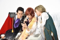 LINE LIVEの放送を確認するBREAKERZ。