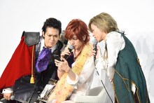 LINE LIVEの放送を確認するBREAKERZ。