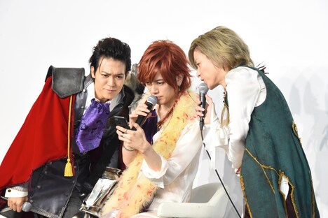 LINE LIVEの放送を確認するBREAKERZ。