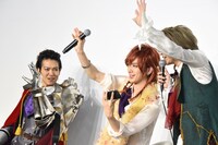 LINE LIVEの視聴者に手を振るBREAKERZ。