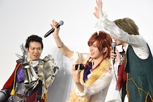 LINE LIVEの視聴者に手を振るBREAKERZ。