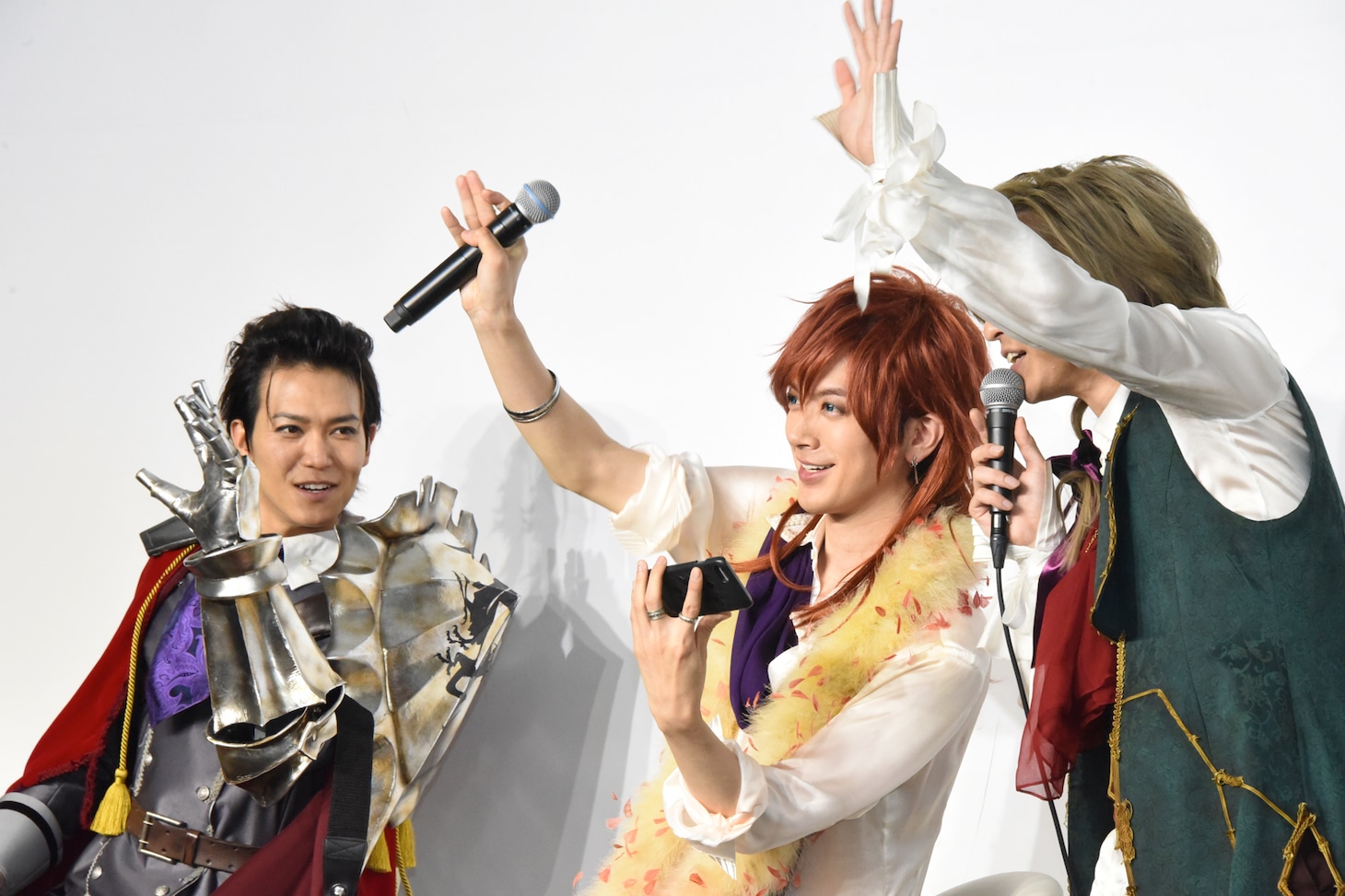 LINE LIVEの視聴者に手を振るBREAKERZ。