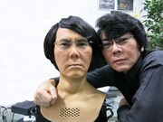 石黒に酷似した遠隔操作型アンドロイド・ジェミノイドHI-5と、石黒浩。