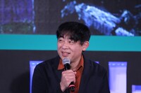 「revisions リヴィジョンズ」の監督を務める谷口悟朗。