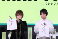 アフレコへの意気込みを漢字1文字で表現する（左から）内田雄馬と野島健児。