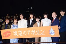 映画「坂道のアポロン」初日舞台挨拶の様子。左から三木孝浩監督、真野恵里菜、ディーン・フジオカ、中川大志、知念侑李、小松菜奈、中村梅雀、松村北斗。