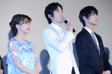 左から真野恵里菜、ディーン・フジオカ、中川大志。