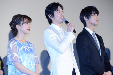左から真野恵里菜、ディーン・フジオカ、中川大志。