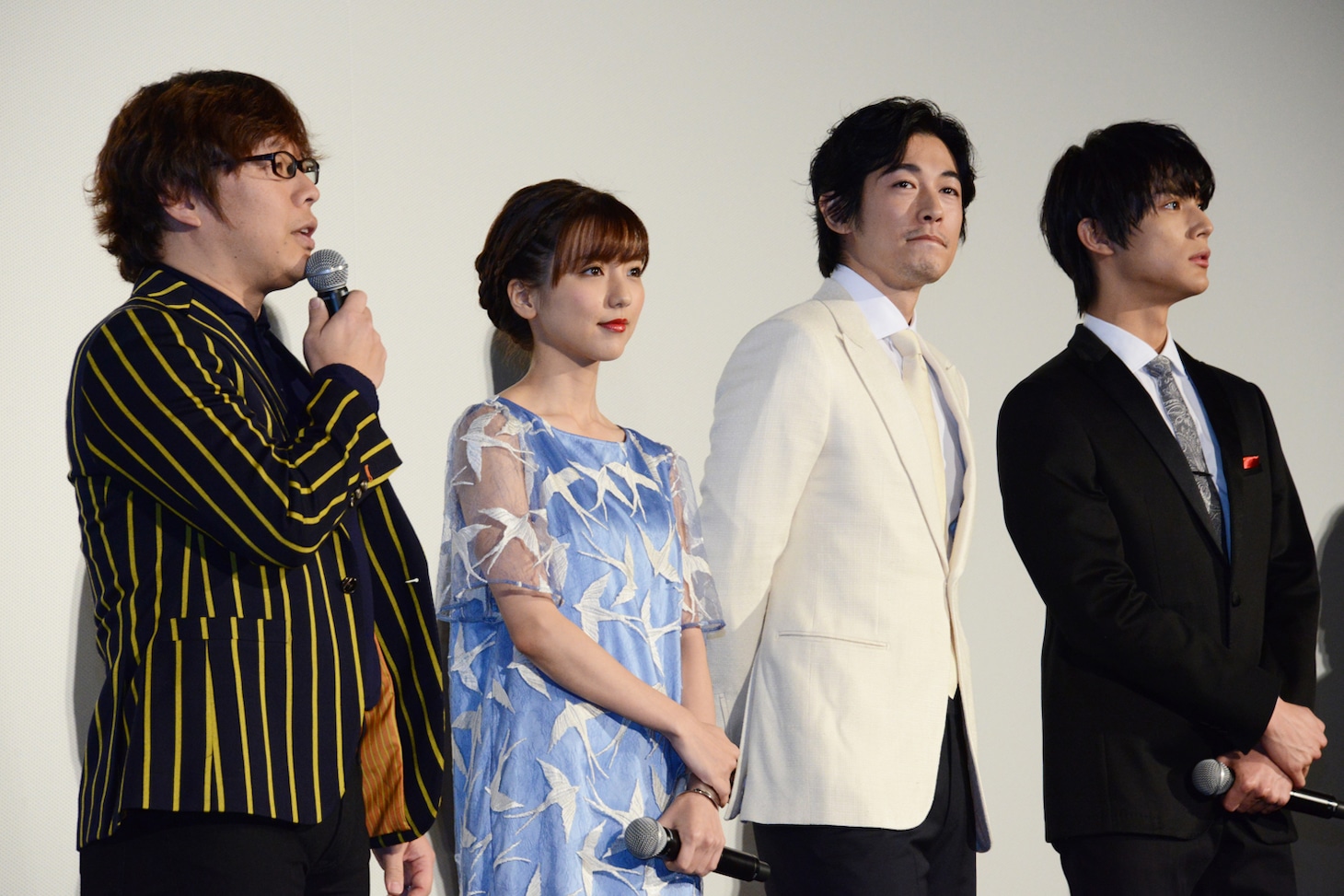 左から三木孝浩監督、真野恵里菜、ディーン・フジオカ、中川大志。