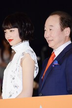 左から小松菜奈、中村梅雀。