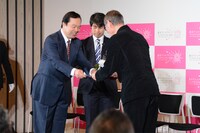 賞状を受け取る杉井ギサブロー。