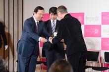 賞状を受け取る杉井ギサブロー。