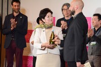 「ネガティブ・スペース」を手がけたマックス・ポーター監督と、小池百合子都知事。