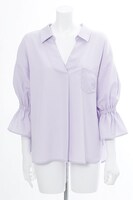 ザークシーズ＝ブレイクモデルのブラウス。